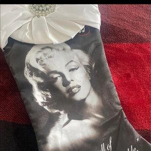 Marilyn Monroe singing stocking
